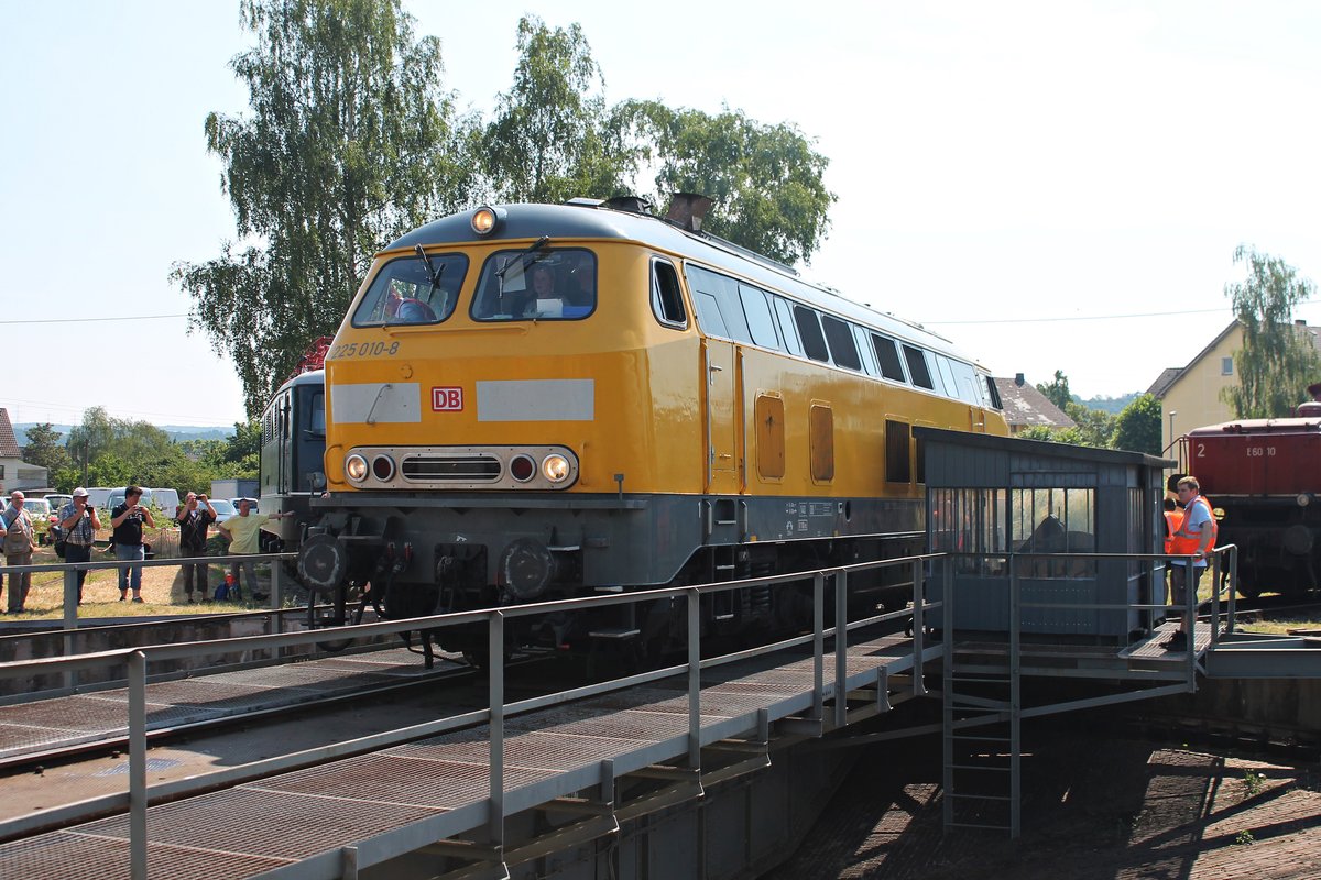 Am 22.06.2019 rangiert 225 010-8 der DB Bahnbau Gruppe von ihrem Abstellgleis auf die Drehscheibe im DB Museum in Koblenz Lützel, um sich dann von allen Seiten dem Publikum vom Sommerfest zu präsentieren.