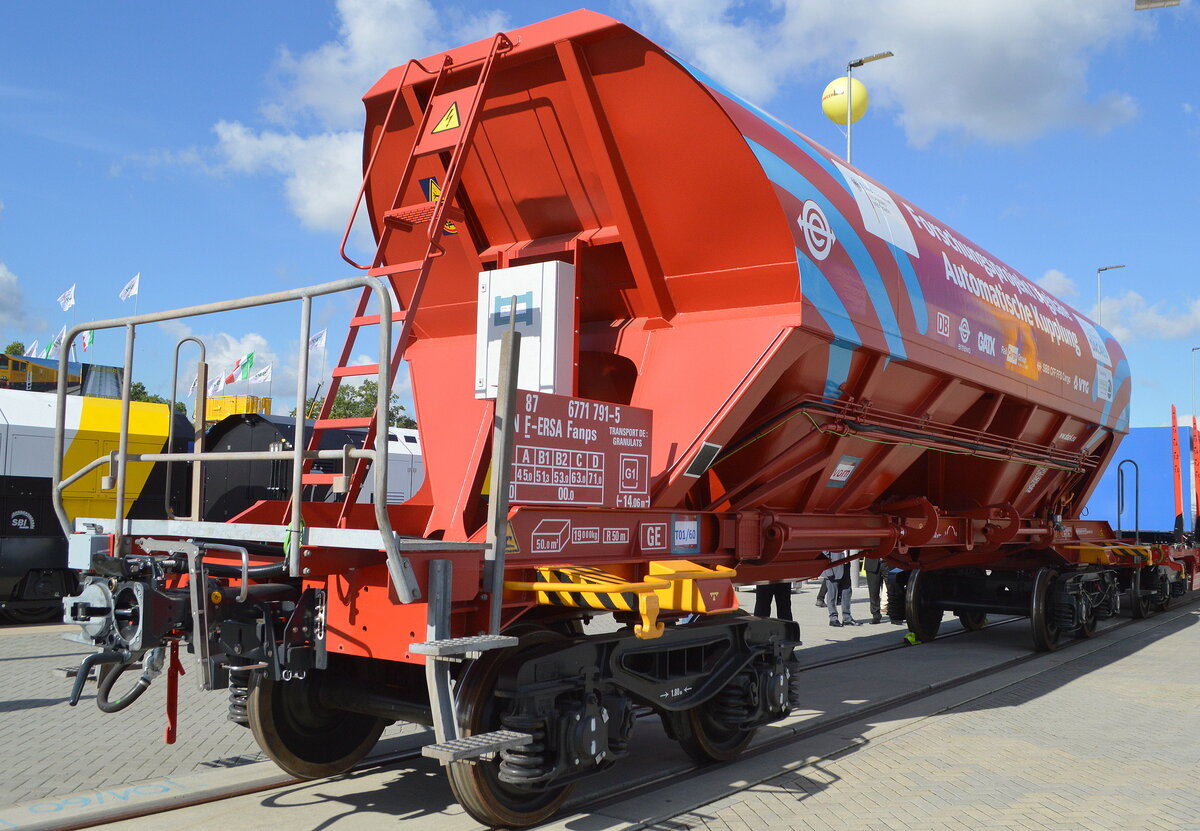 Am 22.06.2020 wurde durch das Bundesministerium für Digitales und Verkehr (BMDV) ein Forschungsprojekt (Fördergelder) an das Konsortium DAC4EU (= Digital Automatic Coupling for Europe) vergeben um die Digitalisierung und Automatisierung des Schienengüterverkehrs (SGV) voran zu bringen. Jetzt im Jahr 2022 befindet sich die Betriebserprobung in Phase II um die automatische Kupplung zu testen. Daher wurde bei einem DAC4EU-Demonstratorzug sukzessive auf 24 Wagen mit dem ausgewählten Kupplungsdesign (von verschieden Herstellern - wurde das Scharfenberg-/Latch-Type-Design als zukünftigen europäischen DAK-Standard-Kupplungskopf bestimmt) erweitert. Auch soll diese Phase genutzt werden, um die Vorteile der DAK zu präsentieren und den Demonstratorzug externen Stakeholdern vorzuführen. Auf der InnoTrans 2022 wurden auch mehrere verschiedene Güterwagen aus diesem Programm präsentiert dessen Förderung wohl Ende 2022 ausläuft. Hier der Wagen vom Einsteller und Testbeteiligten ERMEWA SAS, ein Drehgestell-Schüttgutwagen mit dosierbarer Schwerkraftentladung mit der Nr. 33 TEN 87 F-ERSA 6771 791-5 Fanps, 22.09.22