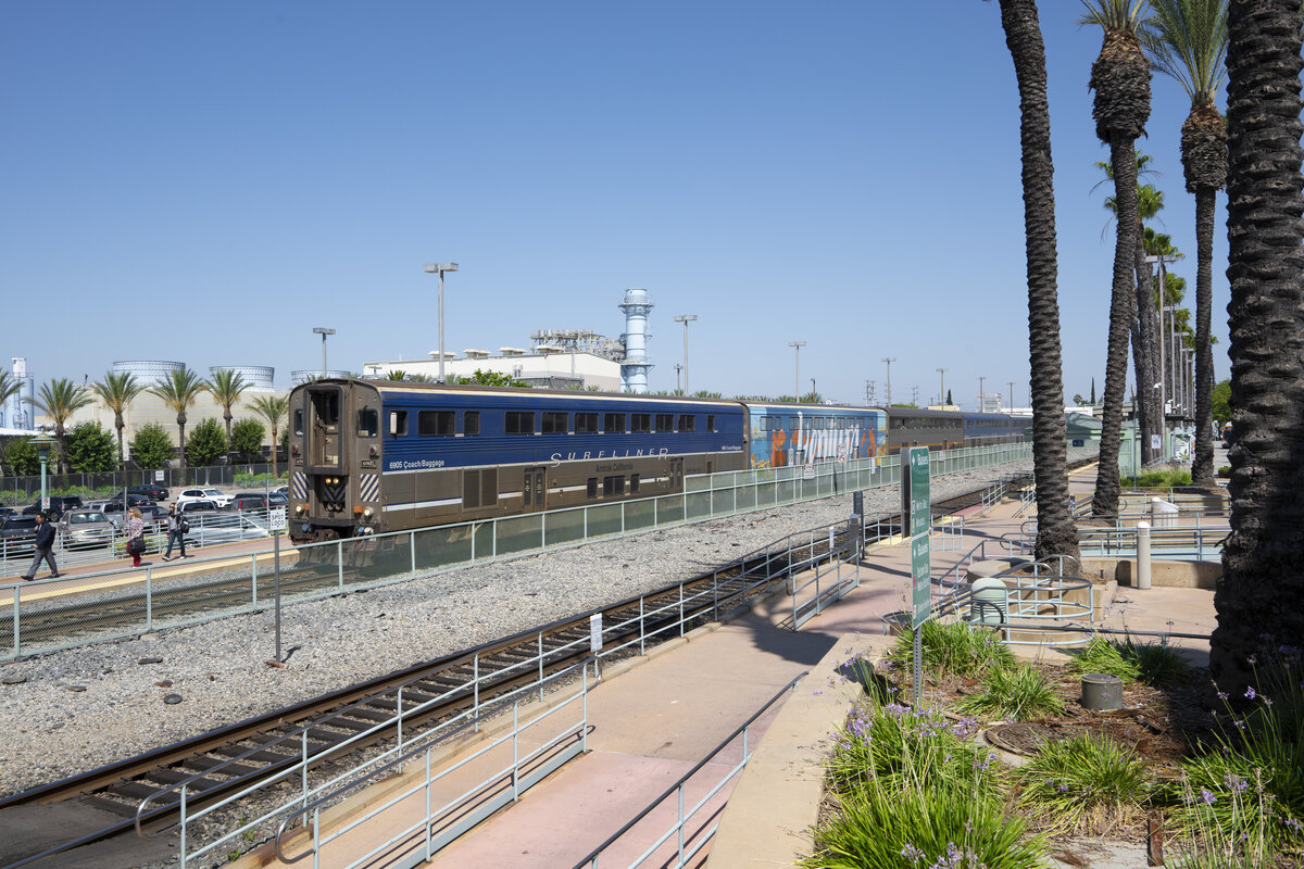 Am 22.06.2026 hielt der Surfliner in Burbank Downtown. Das Ziel ist Los Angeles Downtown. �u�erlich ein sehr sch�ner, aber auch markanta  Steuerwagen.