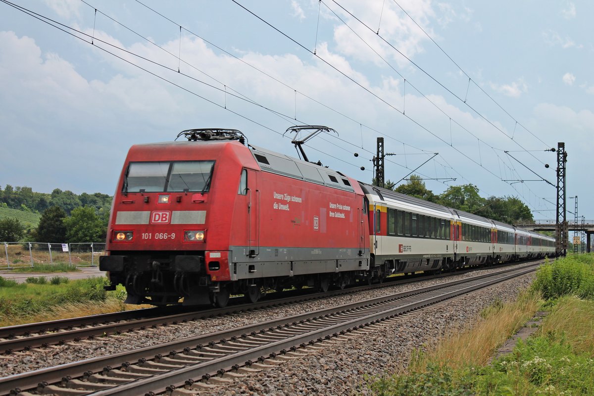 Am 22.07.2017 bespannte 101 066-9 den EC 6 (Interlaken Ost - Hamburg Alton) von Basel SBB bis nach Hamburg, als sie bei Buggingen noch am Anfang ihrer Reise war und gen Freiburg (Breisgau) fuhr.