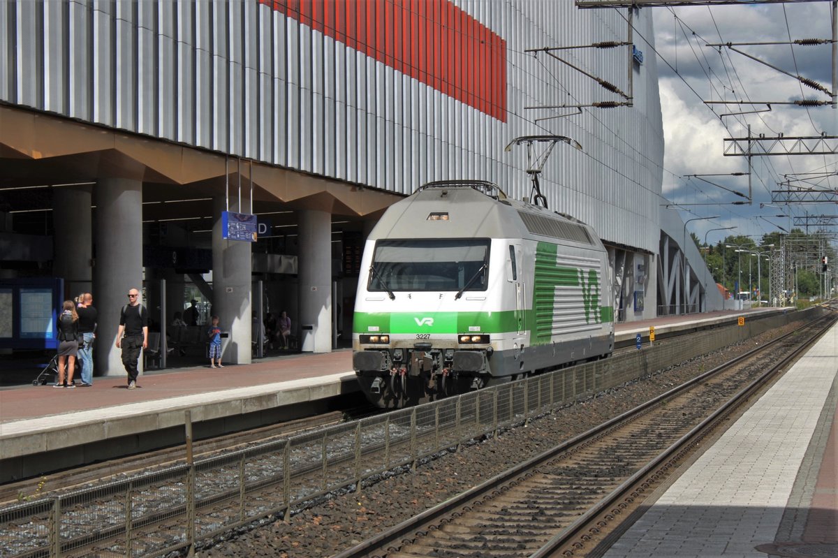 Am 22.07.2017 durchfährt eine Sr2 den Bahnhof Tikkurila als Lokfahrt in Richtung Helsinki.