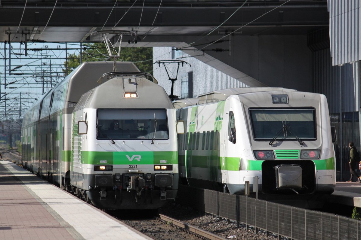 Am 22.07.2017 treffen sich S44 nach Helsinki (rechts) und IC3 nach Joensuu (links) im Bahnhof Tikkurila.