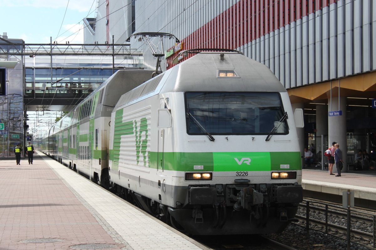 Am 22.07.2017 verlässt IC25 nach Oulu den Bahnhof Tikkurila in Richtung Norden.