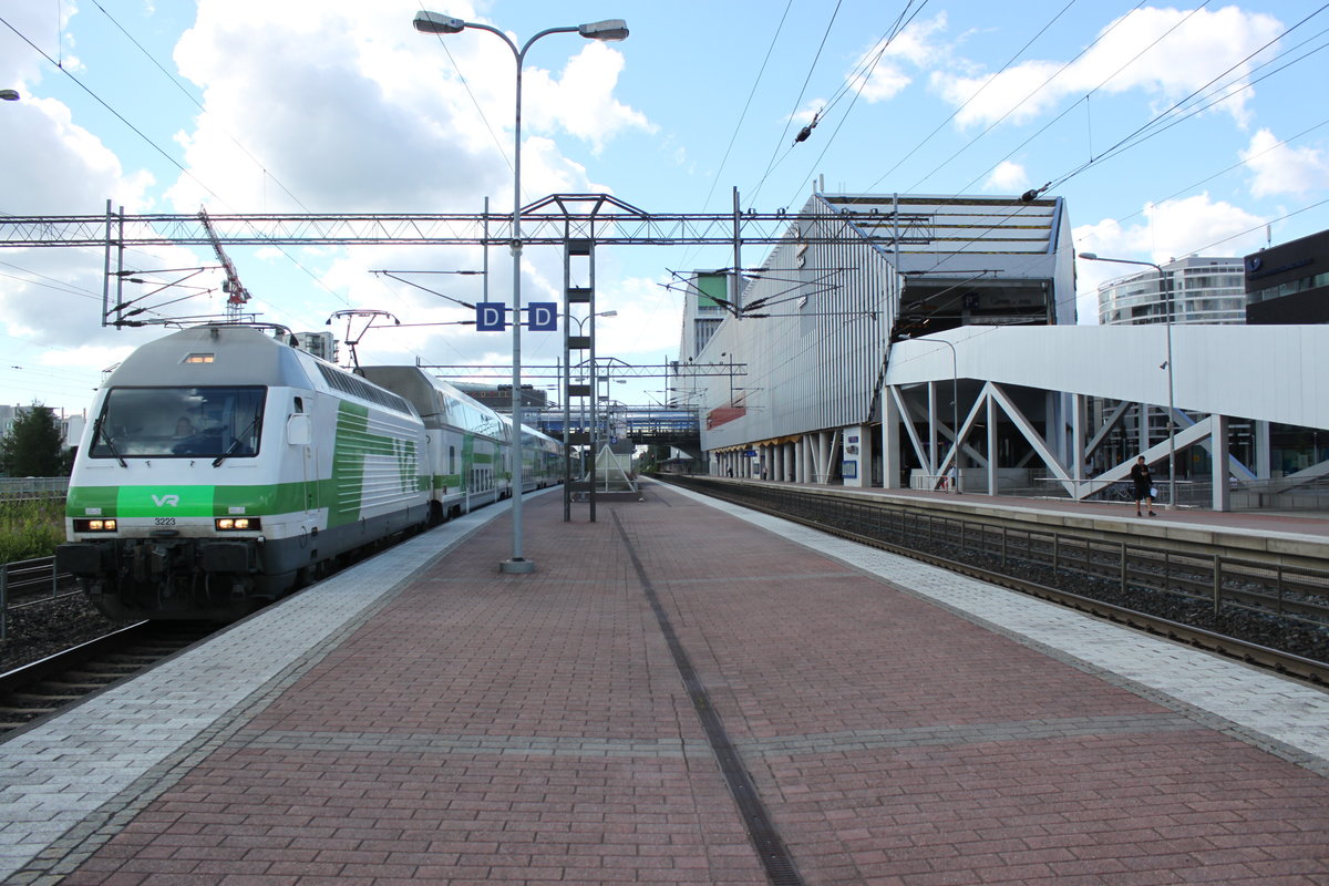 Am 22.07.2017 verlässt IC65 nach Kajaani den Bahnhof von Tikkurila.