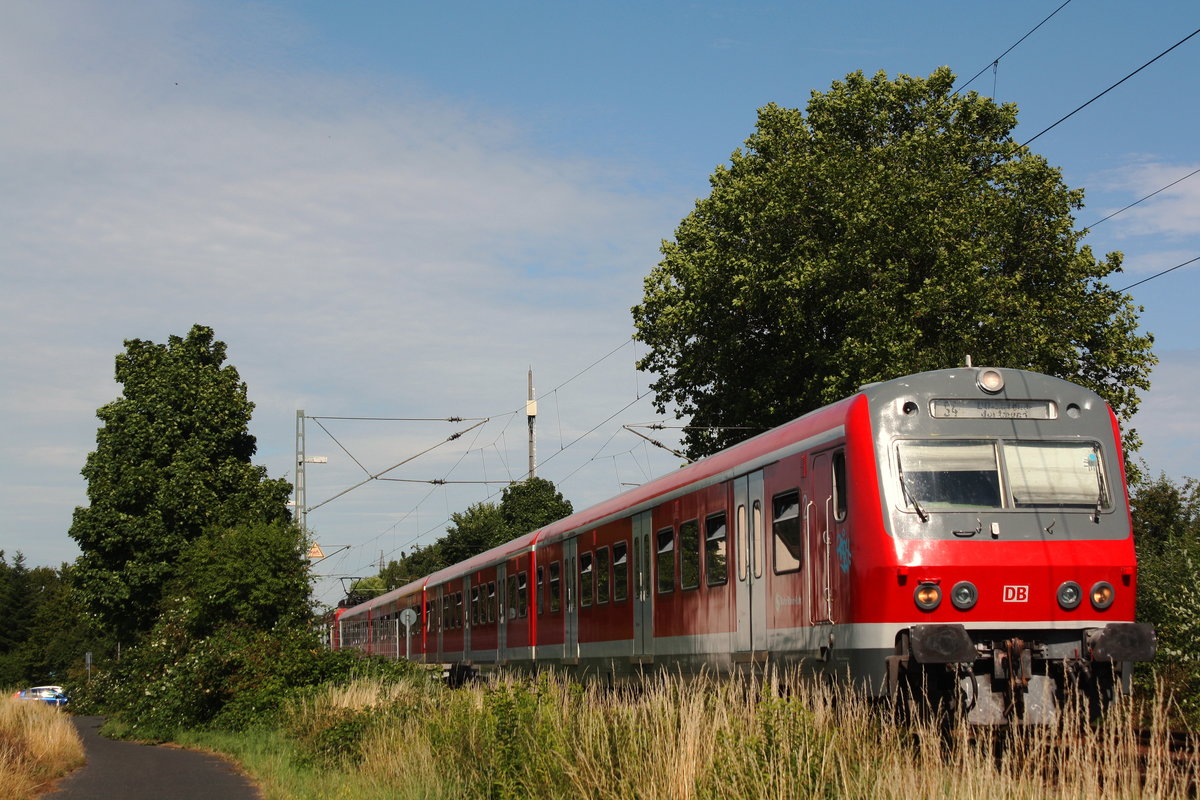 Am 22.07.2019 schob 143 854 die S4 nach Dortmund-Lüttgendortmund am Haltepunkt Massen in Unna raus.