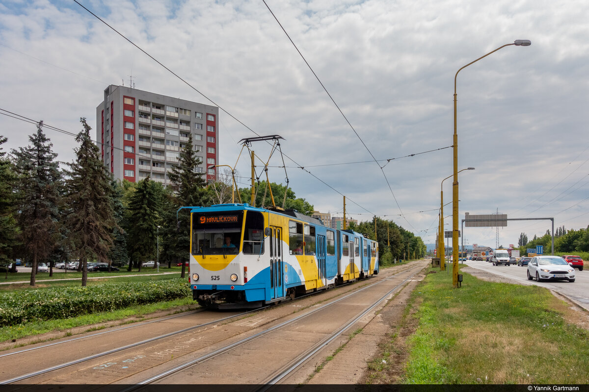 Am 22.07.2021 ist DPMK KT8D5 525 unterwegs auf der Linie 9 und konnte hier im typischen Plattenbauquartier bei Košice Levočská aufgenommen werden.