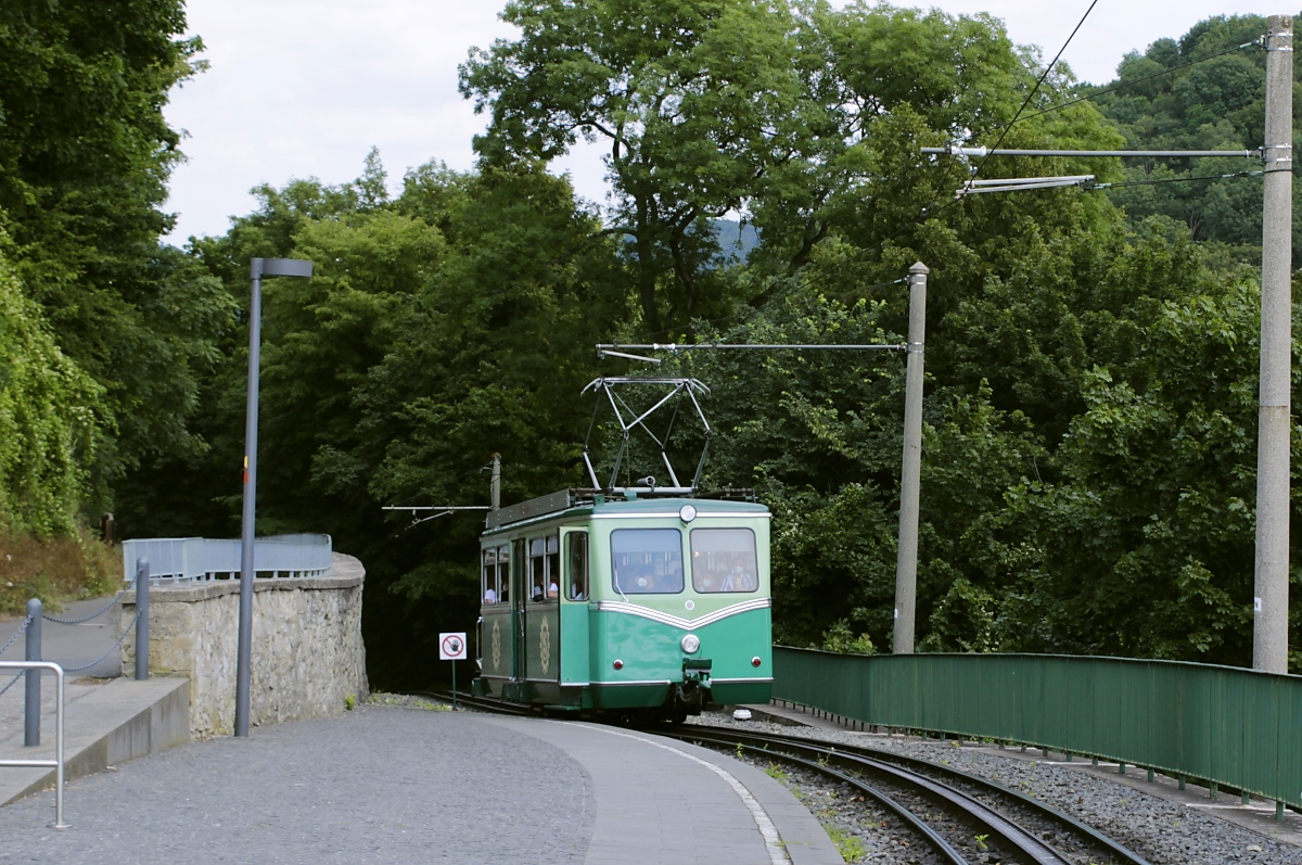 Am 22.07.2021 fährt ET 6 in die Bergstation am Drachenfels ein