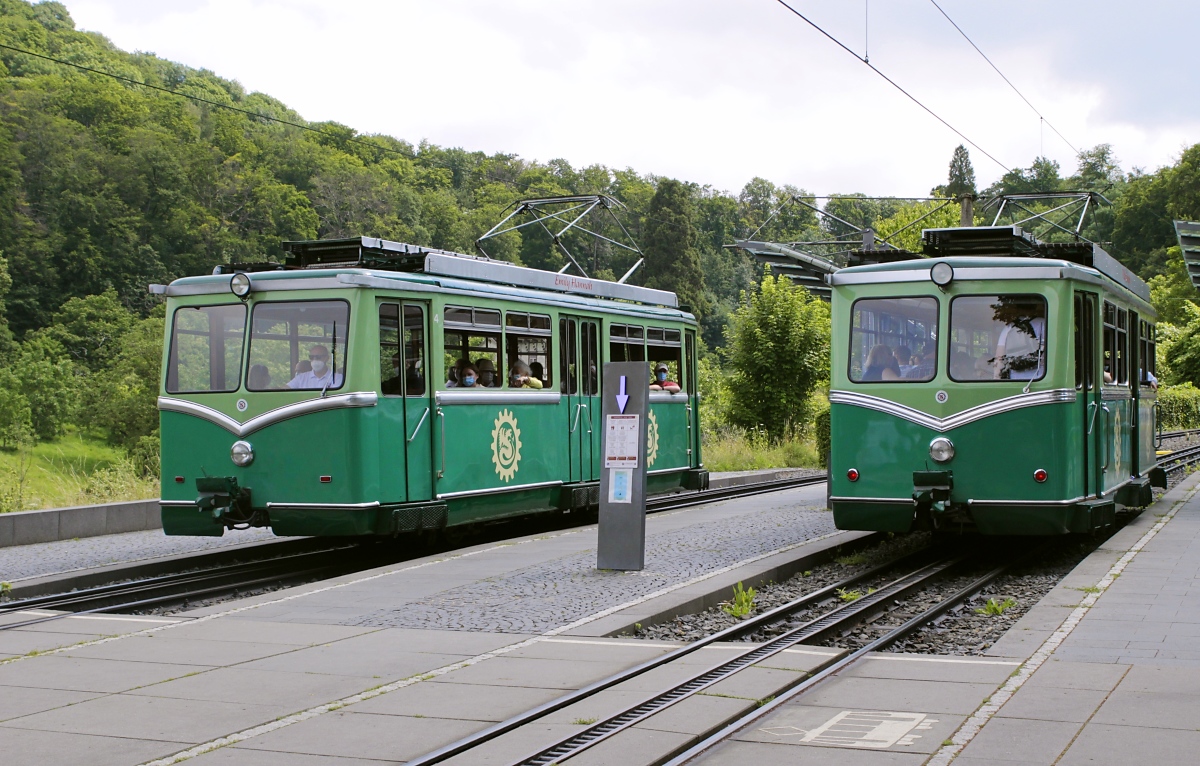 Am 22.07.2021 treffen sich die ET 4 und 6 der Drachenfelsbahn in der Ausweiche Schloß Drachenburg
