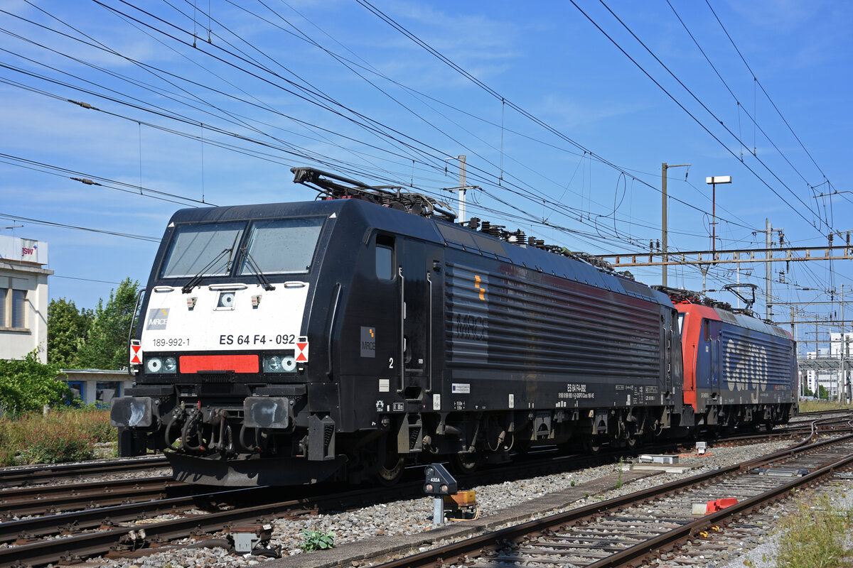 Am 22.07.2022 schleppt die Re 474 003-1 die Lok 189 992-1 durch den Bahnhof Pratteln.