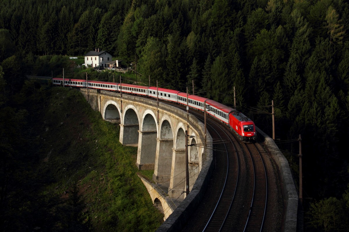 Am 22.08.13 bespannt die BB 1016 029 den EN 234  Tosca  von Tarvis bis Wien.
Hier berfhrt der Zug das Kalte Rinne Viadukt in Breitenstein am Semmering. 