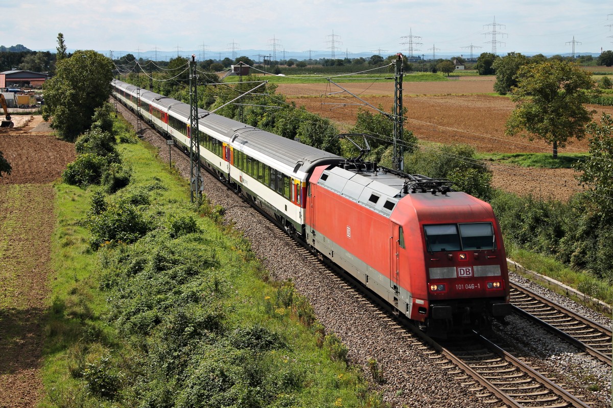 Am 22.08.2014 fuhr 101 046-1 mit dem EC 8 (Zürich HB - Hamburg Altona) zwischen Auggen und Mülheim (Baden) auf der KBS 703 in Richtung Freiburg.