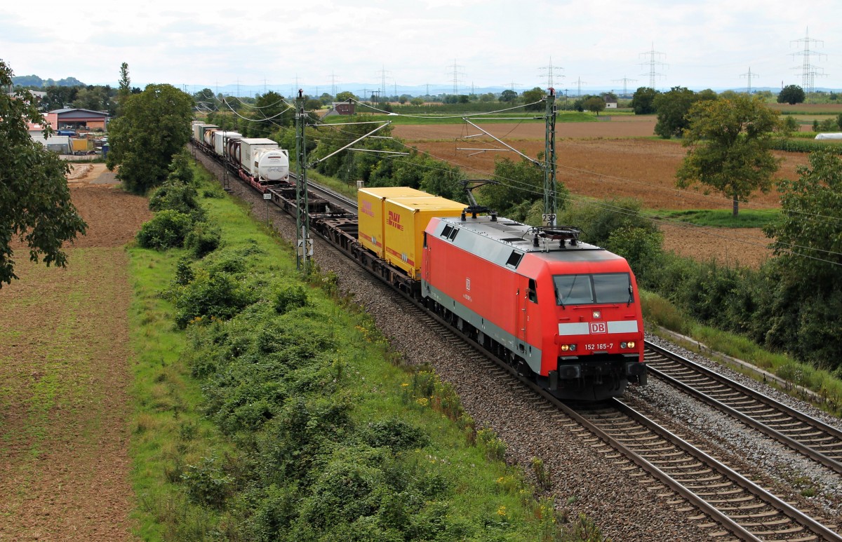 Am 22.08.2014 fuhr mir einem Containerzug die 152 165-7 bei Auggen auf der KBS 703 in Richtung Norden. Gruß auch an den netten Tf zurück!