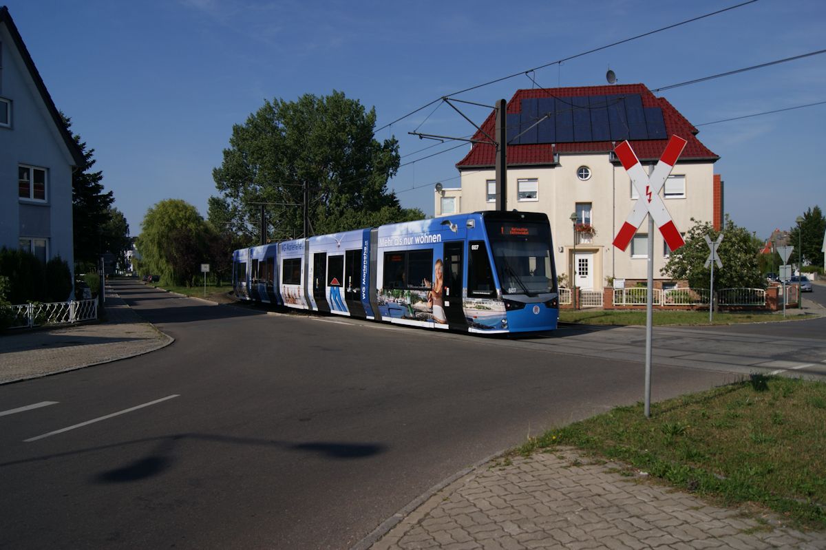 Am 22.08.2015 fährt 6N2 Nr. 607 der Rostocker Straßenbahn AG auf Linie 1 kurz vor der Haltestelle Reutershagen in Richtung Hafenallee. 
