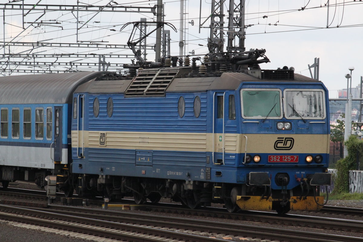 Am 22.08.2016 nährt sich eine Lok der Reihe 362, noch in alter Lakierung, dem Prager hauptbahnhof von Norden her.