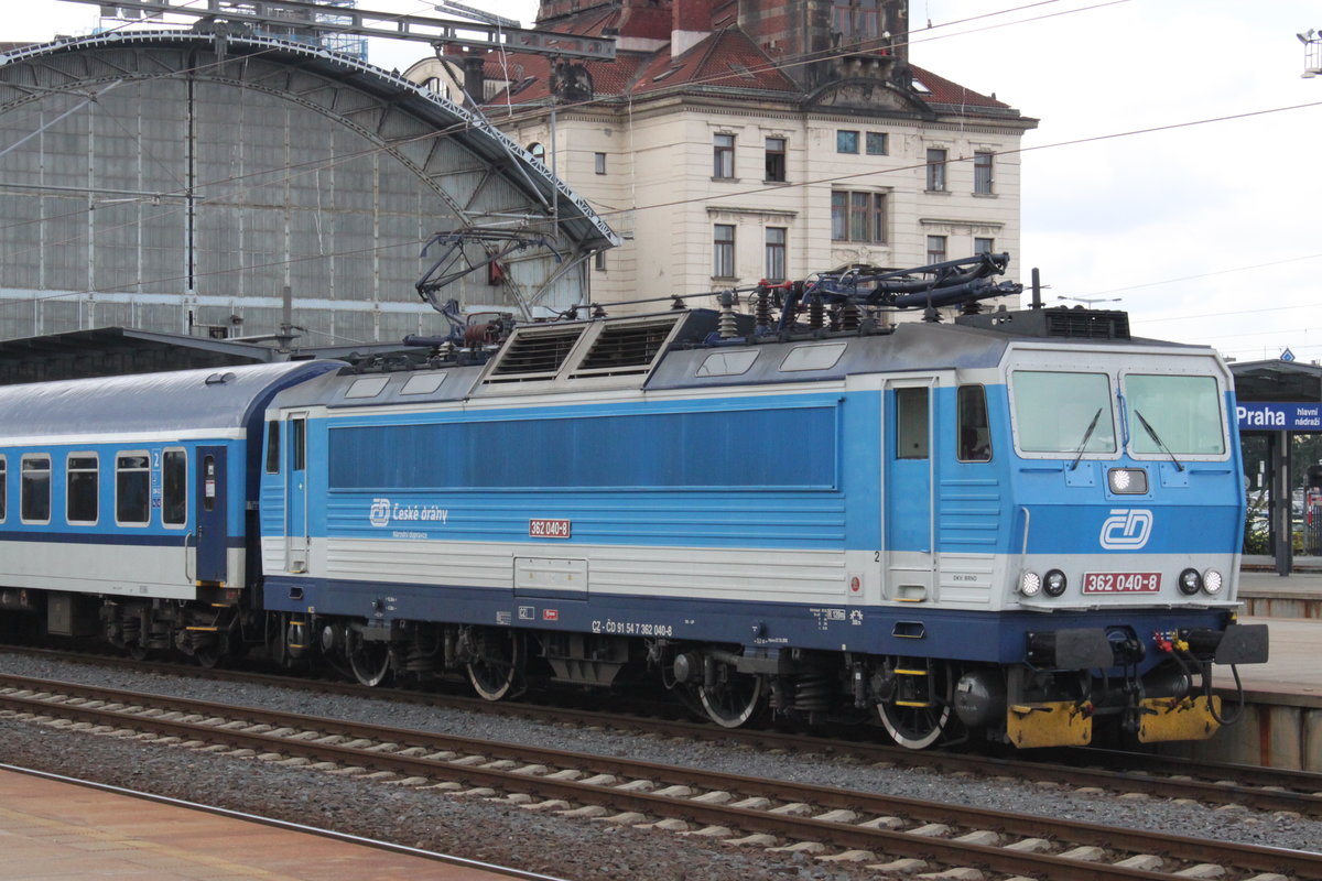 Am 22.08.2016 steht 362 040 mit einem Intercity in Prage Hauptbahnhof und wartet auf die Abfahrt richtung Norden.  