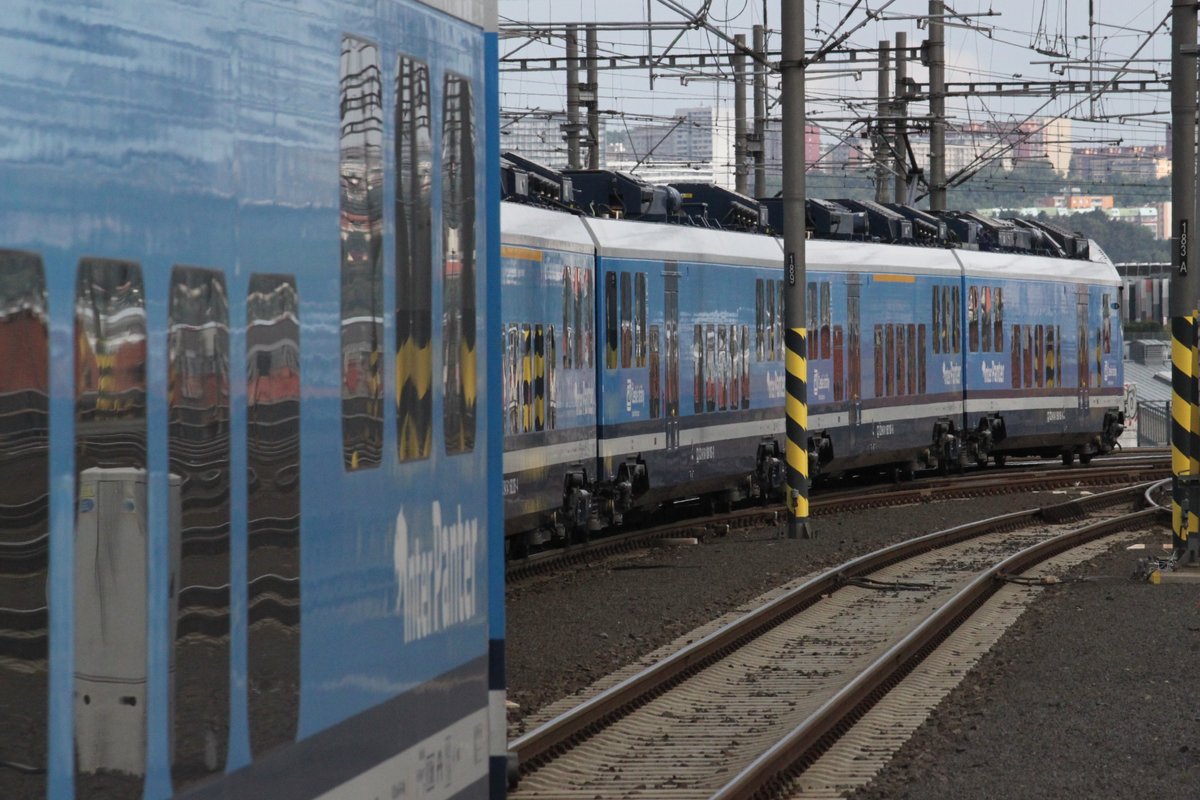 Am 22.08.2016 verlässt eine Doppeltraktion InterPanter (Reihe 660) den Hauptbahnhof Prag in nördlicher Richtung.