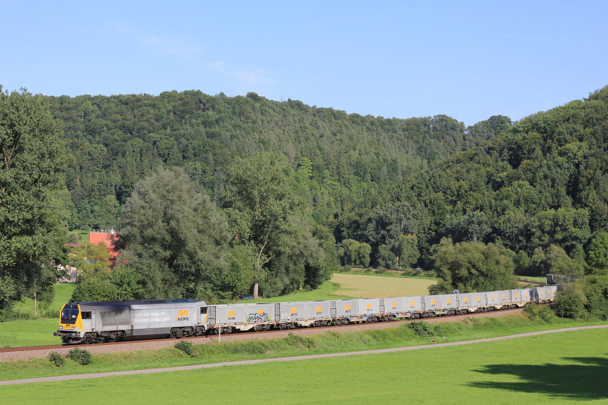Am 22.08.2017 fährt 264 013 von Mertz Kies bei Mühlen Horb entgegen. 