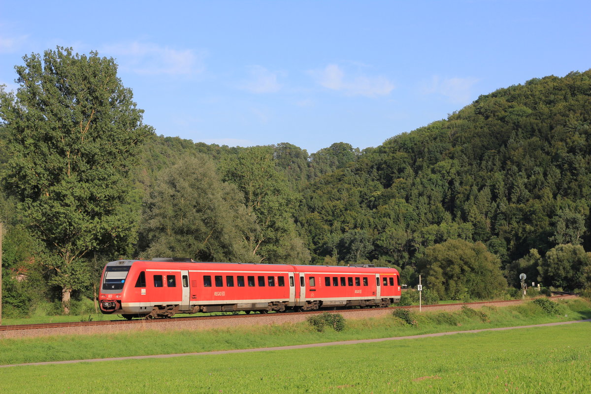 Am 22.08.2017 fährt 612 627 bei zwischen Horb und Mühlen durchs obere Neckartal. 