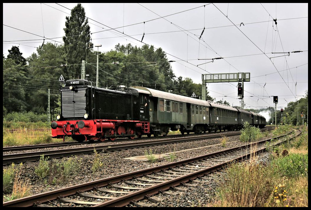 Am 22.08.2021 stand für Eisenbahntradition eine Überführungsfahrt von Lengerich nach Ibbenbüren an, um dort im Pendelverkehr zwischen Ibbenbüren und Dörenthe zu verkehren.
Um 09.05 Uhr kam der Zug durch  den Bahnhof Hasbergen. V 36412 zog und Dampflok 78468 schob dabei nach.