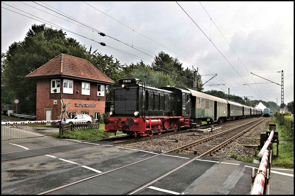 Am 22.08.2021 stand für Eisenbahntradition eine Überführungsfahrt von Lengerich nach Ibbenbüren an, um dort im Pendelverkehr zwischen Ibbenbüren und Dörenthe zu verkehren. Um 09.45 Uhr kam der Zug durch den ehemaligen Bahnhof Velpe und passiert hier das wsestliche alte Stellwerk. V 36412 zog und Dampflok 78468 schob dabei den Zug nach.