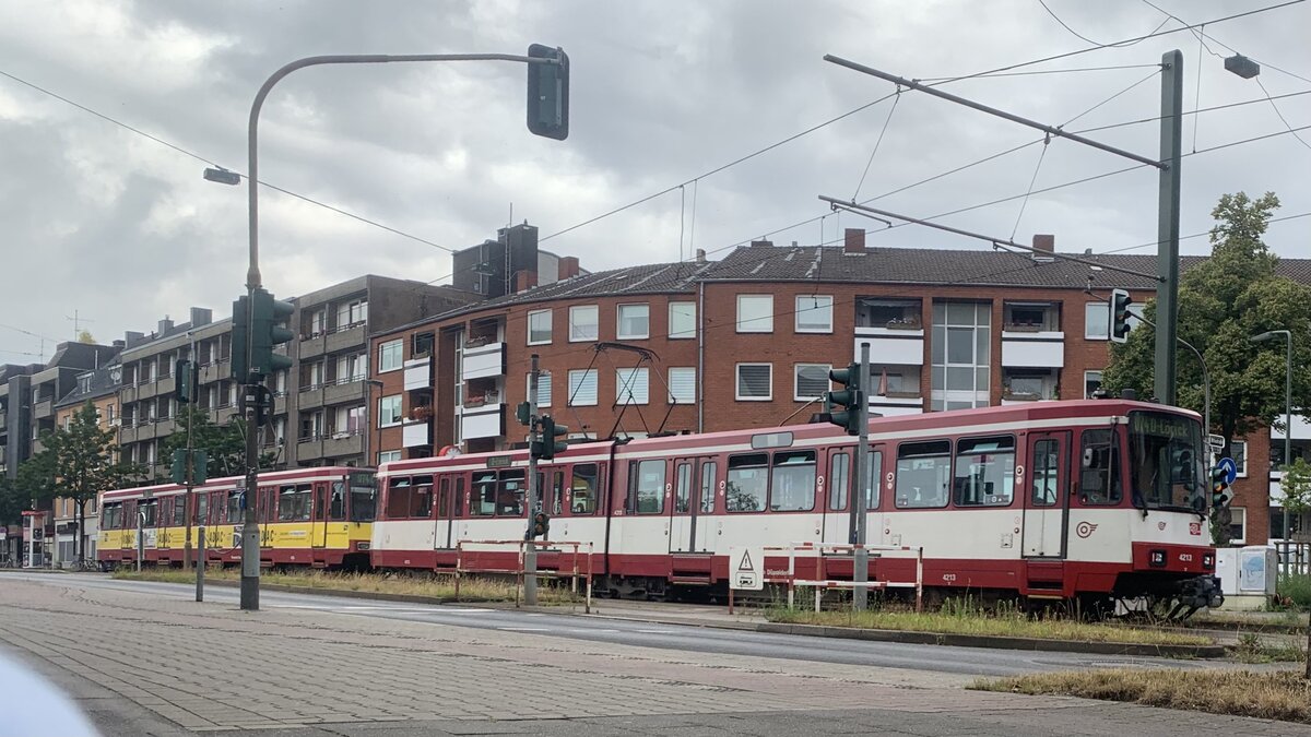 Am 22.08.2024 nahm ich in D�sseldorf, Holthausen auf 
Die Nr. 4213 der Rheinbahn fuhr damals auf der Linie U74, die heute nicht mehr gibt. 