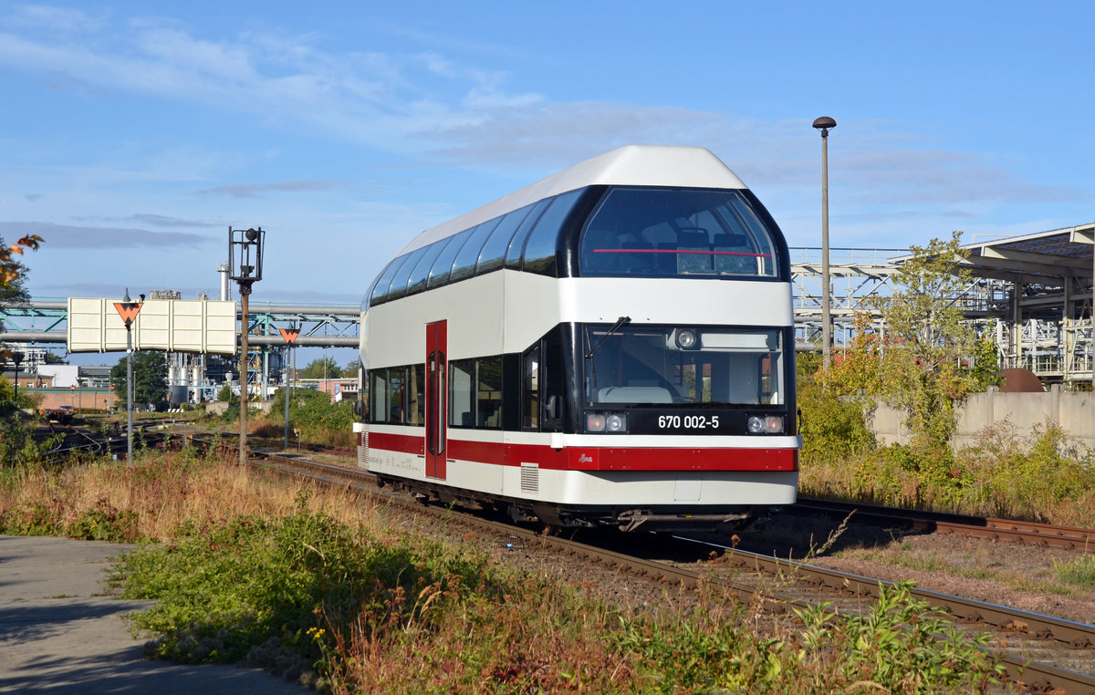 Am 22.09.18 fand in Bitterfeld der Tag der Chemie statt. Aus diesem Anlass pendelte 670 002 zwischen dem Standort der RBB und Bayer Bitterfeld. Hier fährt der Triebwagen in den Chemiepark zum dortigen Standort der RBB.