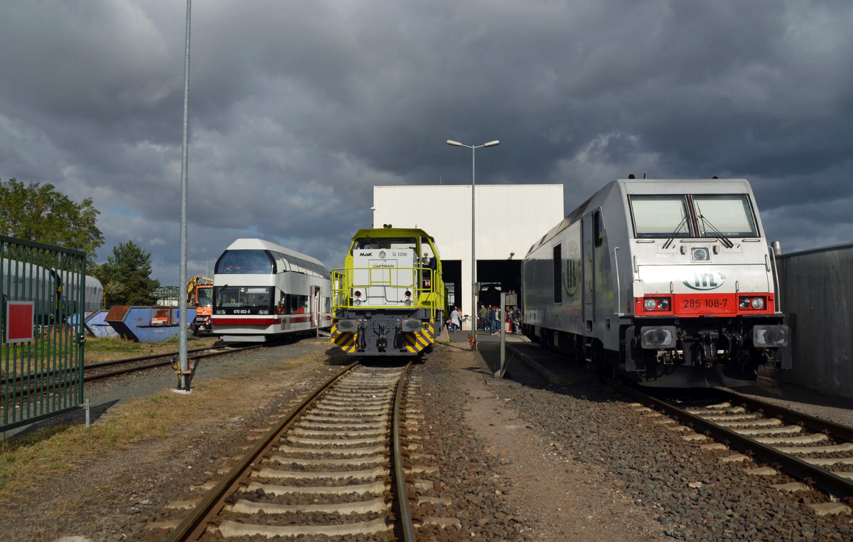 Am 22.09.18 wartet 670 002 bei der Regiobahn Bitterfeld auf die Abfahrt zum Bayer-Standort Bitterfeld. Auf dem Außengelände standen 275 801 und 285 108 ausgestellt. Fotografiert beim Tag der offenen Tür.