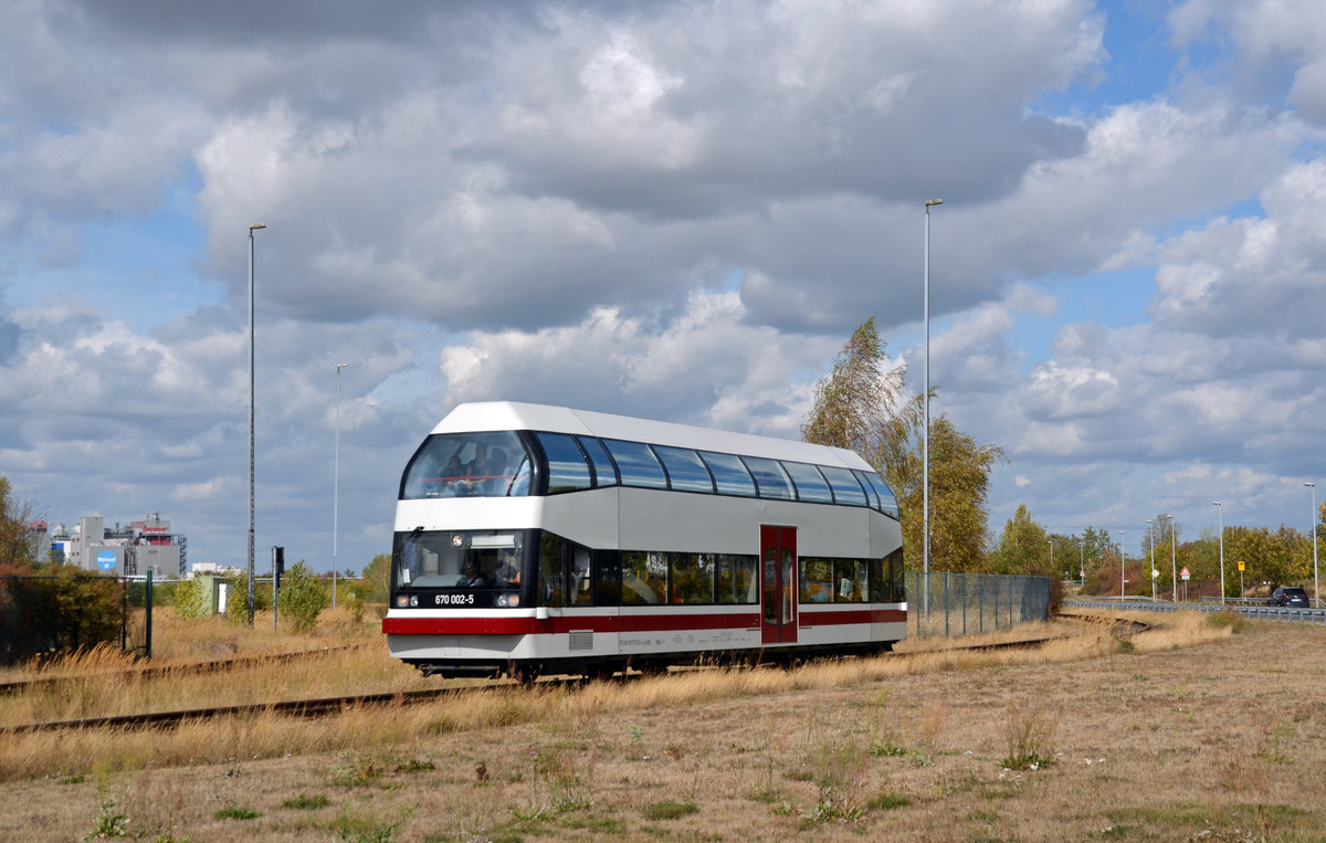 Am 22.09.19 fuhr 670 002 zum Tag der Chemie im Bitterfelder Chemiepark. Hier passiert er von Bayer Bitterfeld kommend den BÜ Salegaster Chaussee/Zementstraße Richtung Standort RBB.