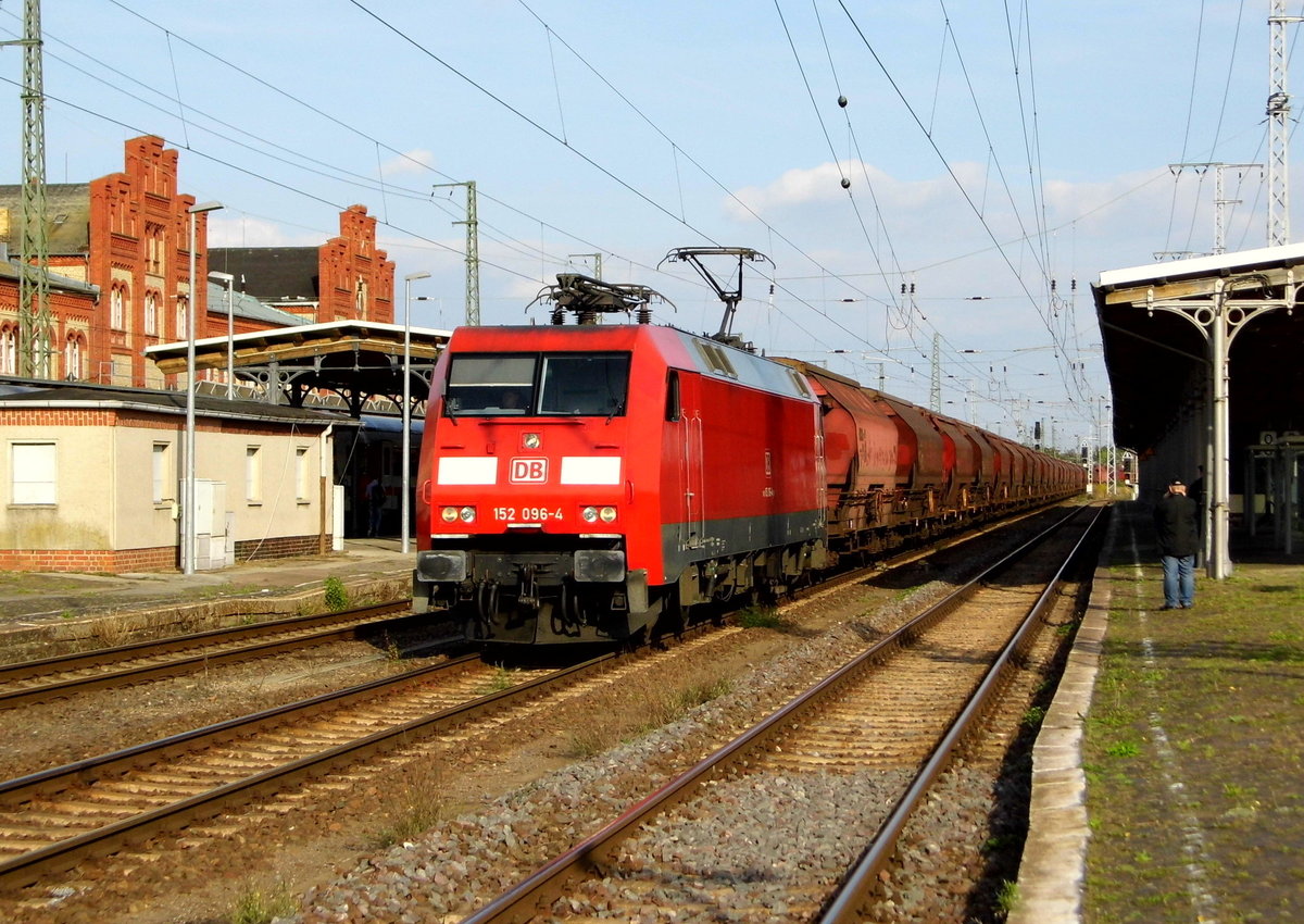 Am 22.09.2016 kam die 152 096-4 von der DB Cargo aus Richtung Magdeburg nach Stendal und fuhr weiter in Richtung Wittenberge .
