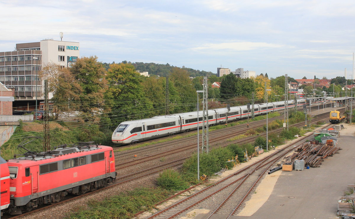 Am 22.09.2019 begegnen sich 111 074 und ein unbekannter 412 als ICE München-Dortmund in Oberesslingen. 