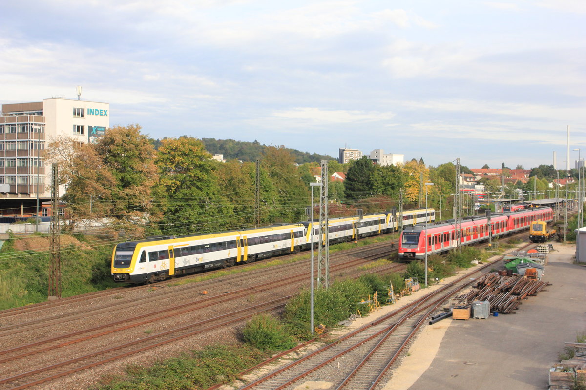 Am 22.09.2019 erreicht ein 430-Vollzug als S1 Herrenberg-Kirchheim den Haltepunkt Oberesslingen, während dieser von einer 612-Dreifachtraktion als IRE Aulendorf-Stuttgart durchfahren wird. 