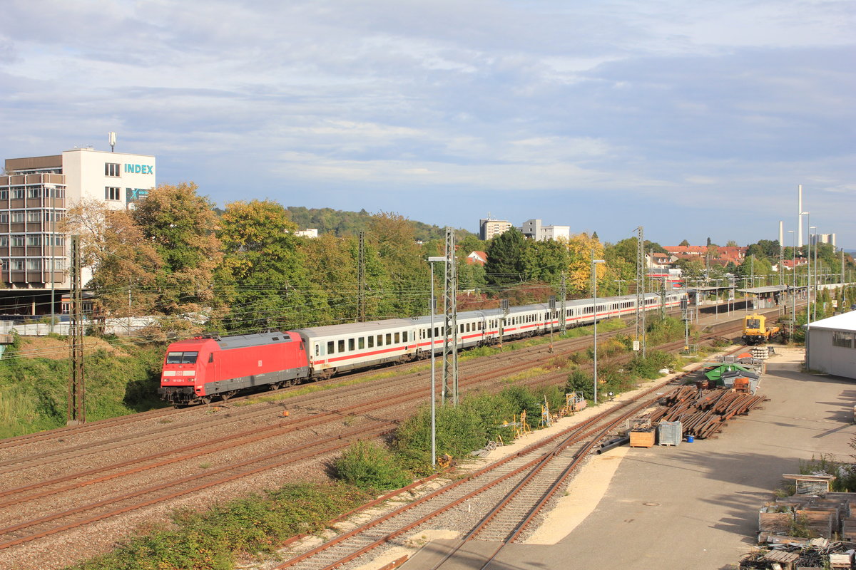 Am 22.09.2019 fährt 101 026 mit IC in Richtung Stuttgart durch Oberesslingen. 