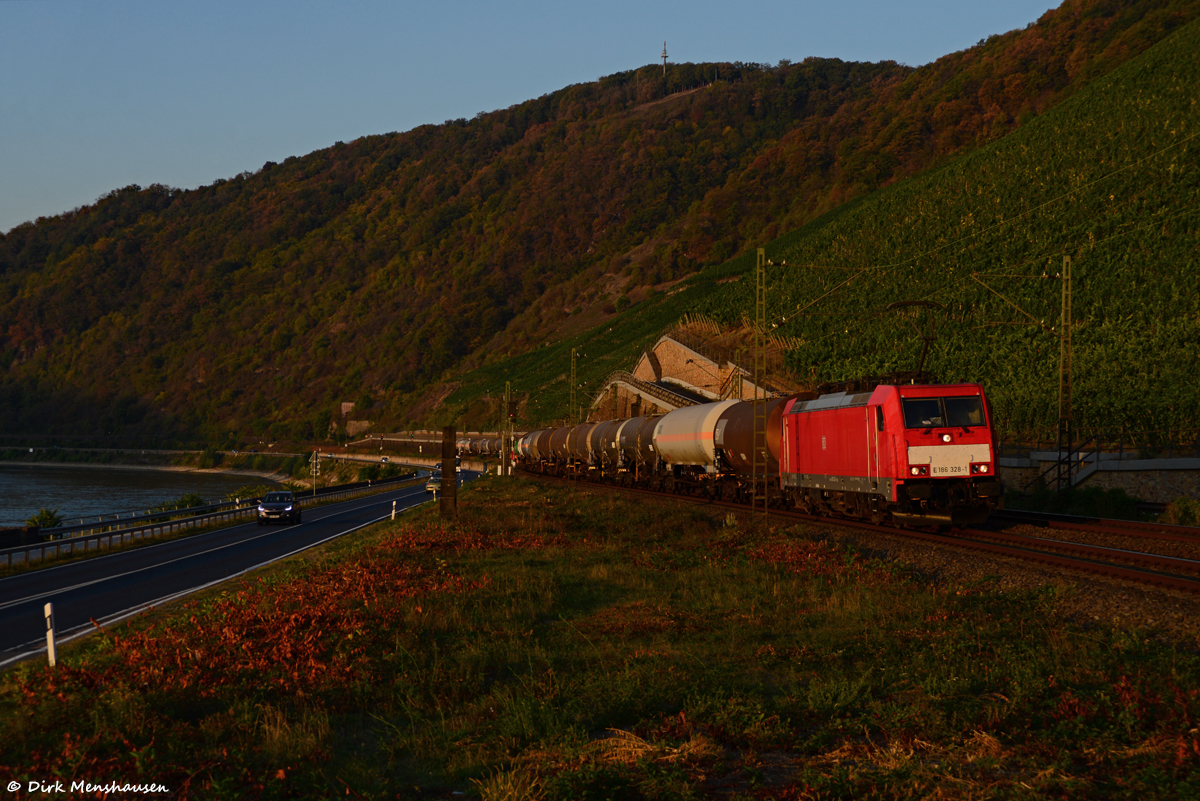 Am 22.09.2020 ist 186 328 (ECR) kurz nach Sonnenaufgang auf der linken Rheinstrecke bei Boppard in Richtung Norden unterwegs.