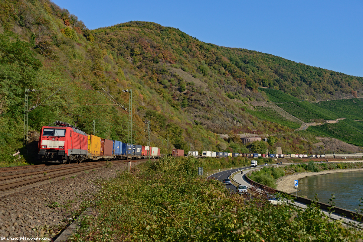 Am 22.09.2020 ist 189 025 auf der linken Rheinstrecke bei Boppard in Richtung Süden unterwegs.