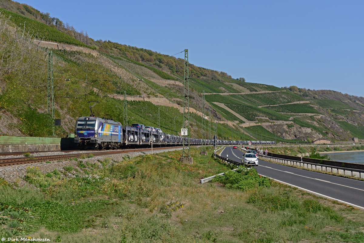 Am 22.09.2020 ist 193 824 (RTB / Düren) auf der linken Rheinstrecke bei Boppard in Richtung Süden unterwegs.