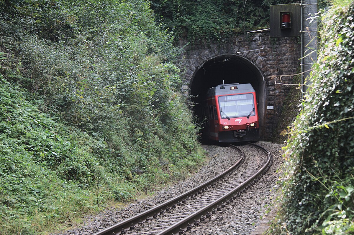 Am 22.09.2024 verlässt der Zug einen kleinen Tunnels bei Bollemont JU (Fondeval). 