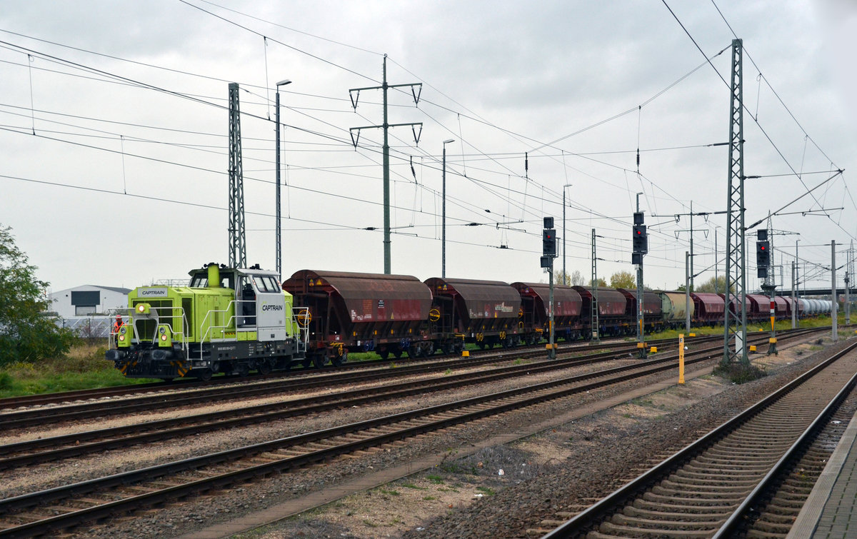 Am 22.10.17 stellte 650 093 die Bedienung des Glaswerkes in Bitterfeld bereit. Im vorderen Teil sind die Wagen mit Quarzsand, im hinteren Teil die Wagen mit Soda eingestellt.