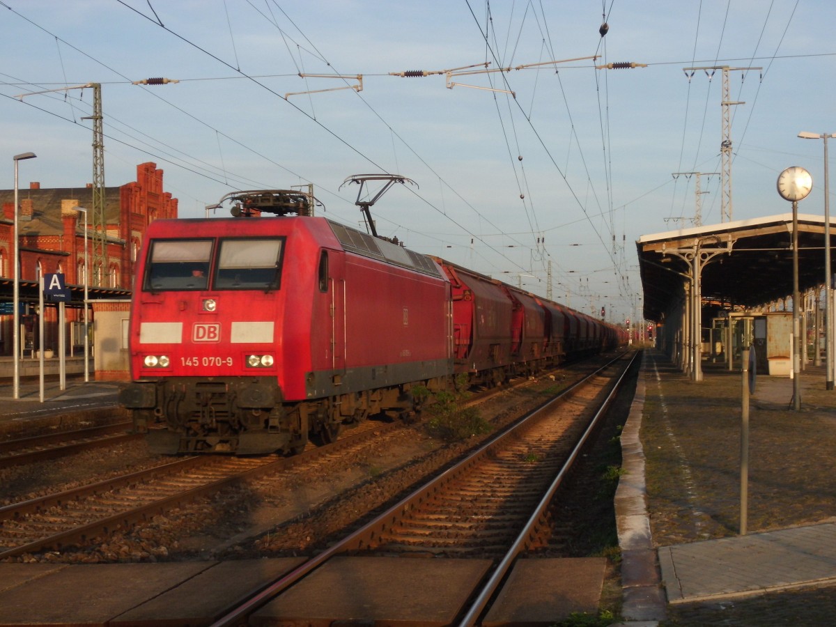 Am 22.10.2013 kam 145 070 mit einem Kalizug aus Richtung Magdeburg durch Stendal und fuhr weiter Richtung Wittenberge.