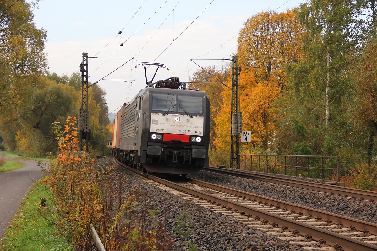 Am 22.10.2013 schmückte noch die Bosphorus Europe Express Werbung die Flanke der 189 932 (ES 64 F4-032). Hier mit Containerzug in Fahrtrichtung Norden. Aufgenommen in Wehretal-Reichensachsen.