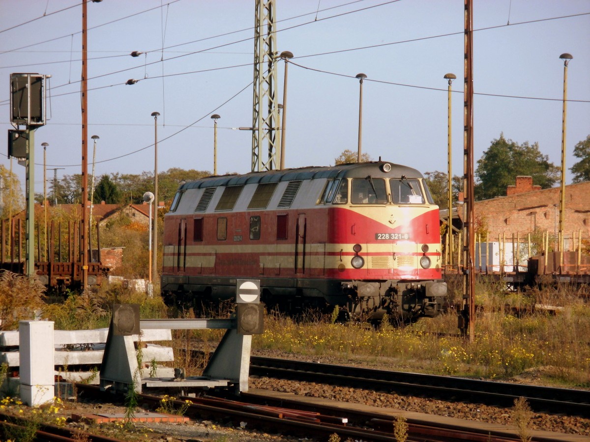 Am 22.10.2013 stand 228 321 in Stendal in der Ladestrasse abgestellt.
