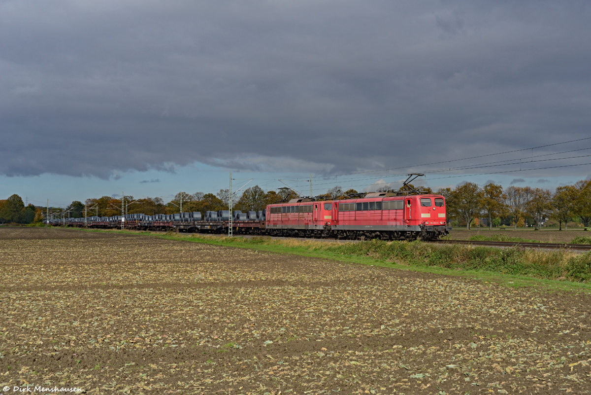 Am 22.10.2021 sind 151 058 und 151 168 (beide Railpool) bei Brühl auf der linken Rheinstrecke in Richtung Süden unterwegs.