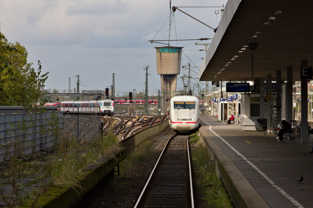 Am 22.10.2022 erreicht ein unbekannter 401 als ICE 1176 aus Frankfurt am Main Hbf Hamburg Altona. 