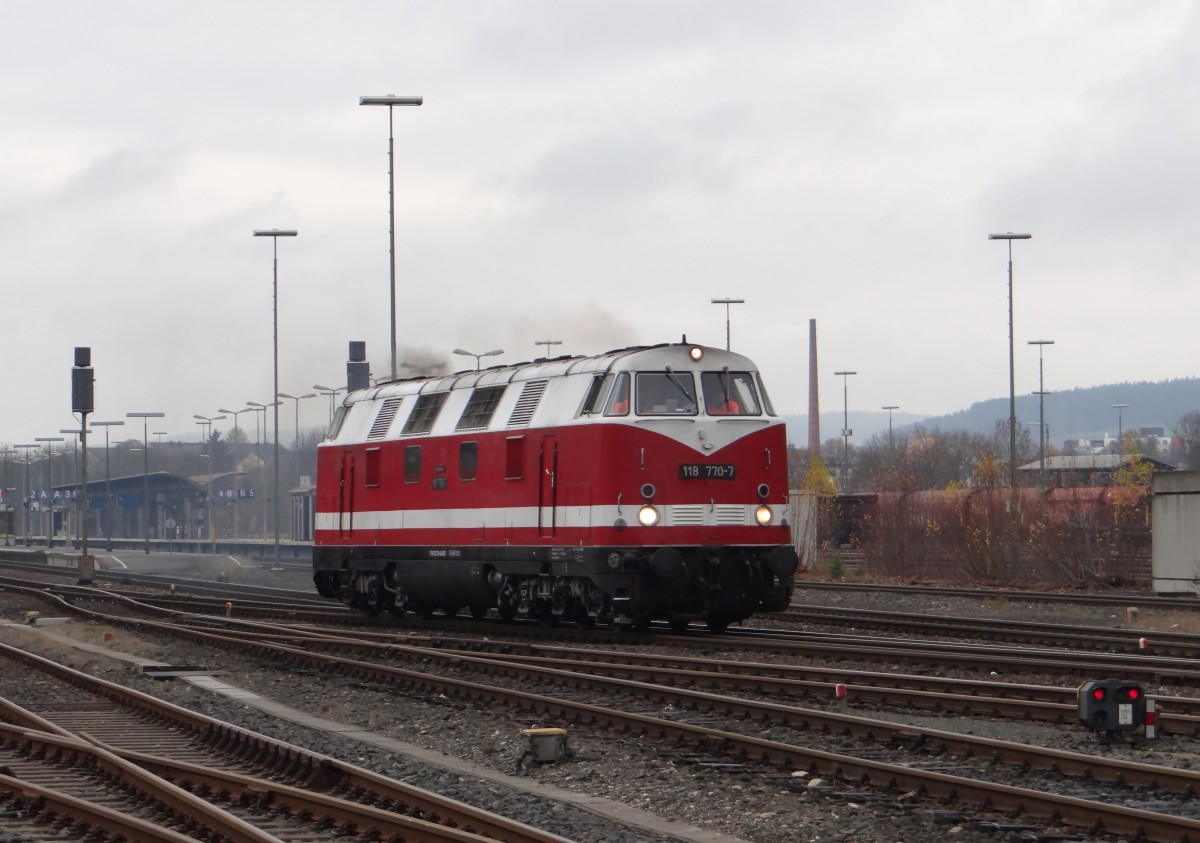 Am 22.11.13 brachte die 118 770 der MTEG mit einer INTEGRO ER 20 einen Kesselzug nach Marktredwitz. Hier zusehen bei der Rckfahrt von Marktredwitz.