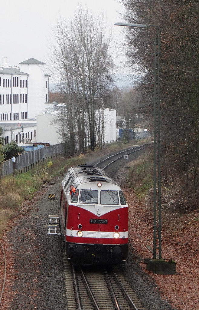 Am 22.11.13 brachte die 118 770 der MTEG mit einer INTEGRO ER 20 einen Kesselzug nach Marktredwitz. Hier zusehen auf dem Weg zur Tankstelle.
