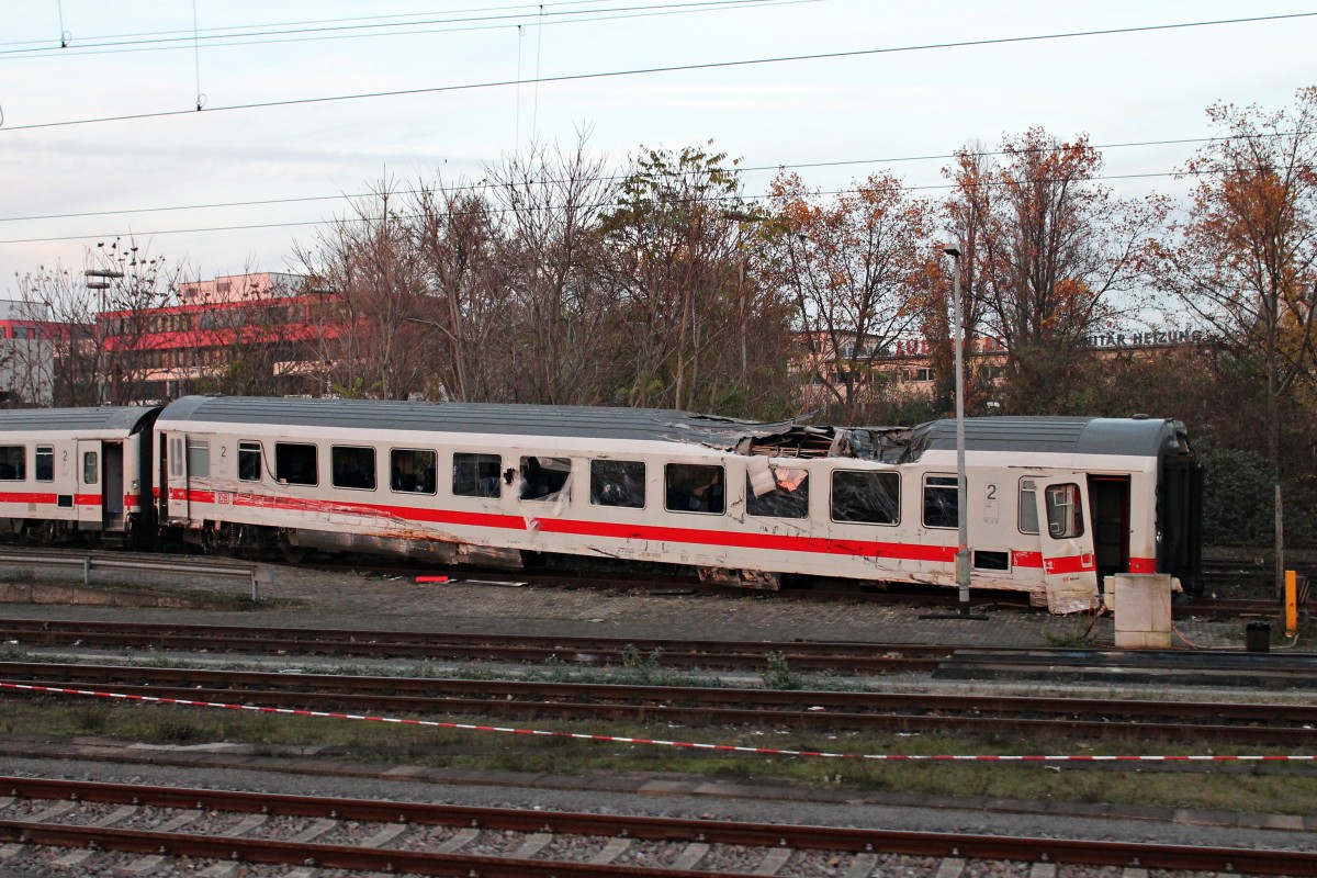 Am 22.11.2014 standen noch beide zerstörten IC Wagen des Zugunglücks von Anfang August 2014 auf einem Abstellgleis in Mannheim Hauptbahnhof und warten auf ihre verschrottung. (Fotografiert aus Zug)