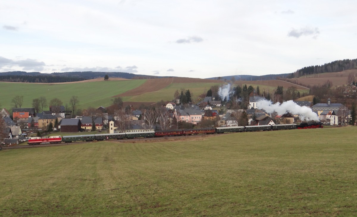 Am 22.12.13 fuhr der Berliner Sonderzug nach Annaberg-Buchholz. Da die Berliner 52er defekt war,fuhr die 52 8131-6 aus Nossen. Hier zusehen bei der Einfahrt in Raschau. Schublok war 119 158.