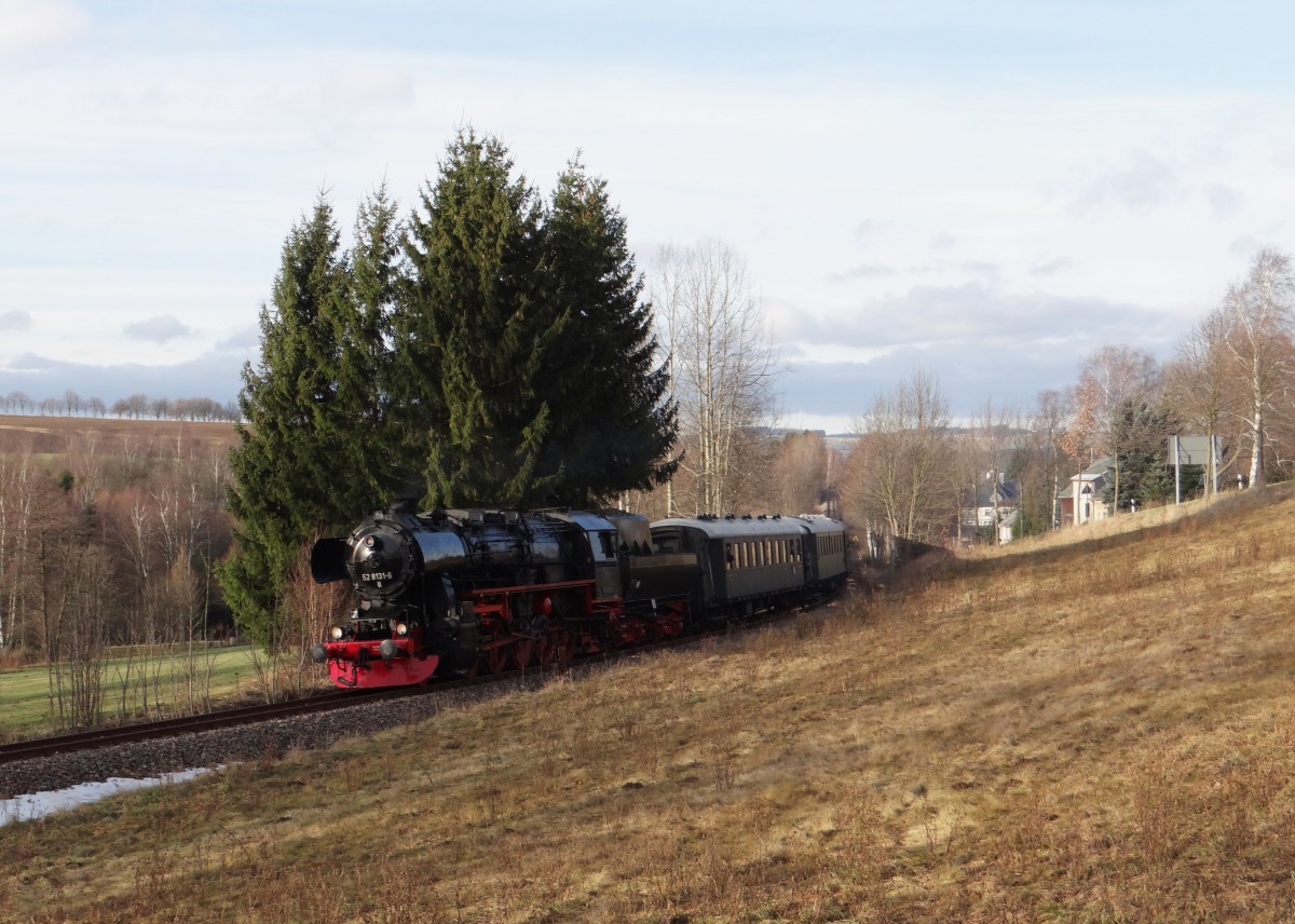 Am 22.12.13 fuhr der Berliner Sonderzug nach Annaberg-Buchholz. Da die Berliner 52er defekt war,fuhr die 52 8131-6 aus Nossen. Hier zusehen bei der Einfahrt in Walthersdorf.