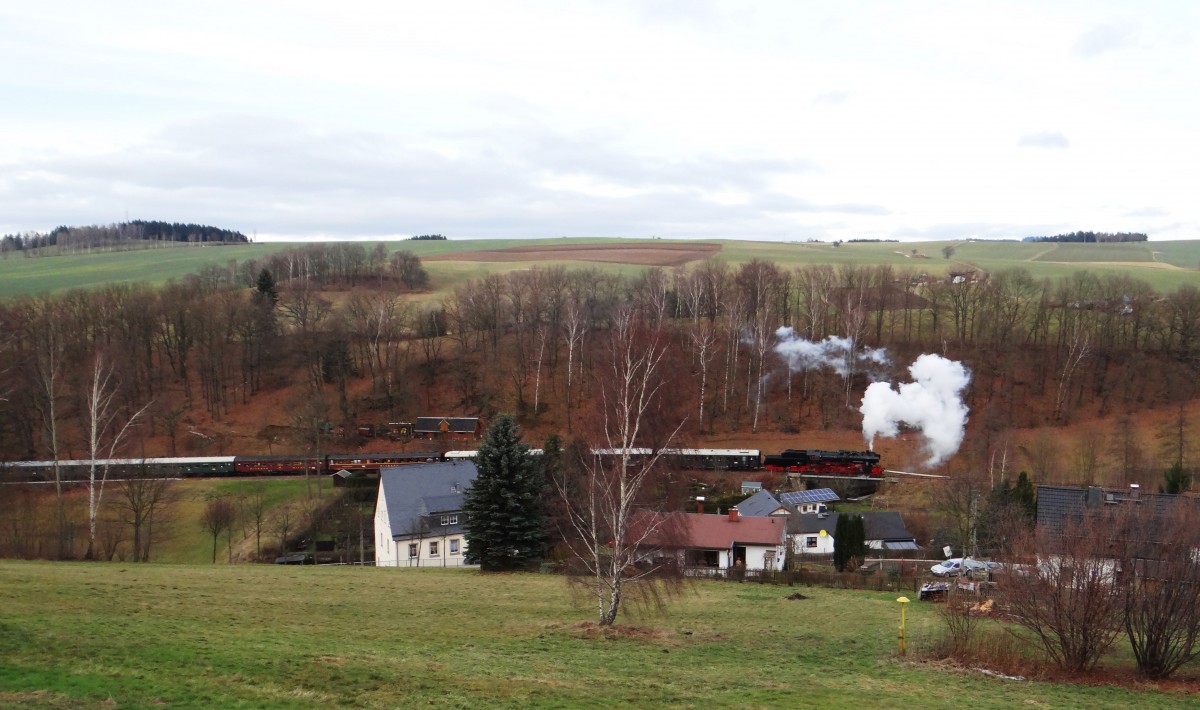 Am 22.12.13 fuhr der Berliner Sonderzug nach Annaberg-Buchholz. Da die Berliner 52er defekt war,fuhr die 52 8131-6 aus Nossen. Hier zusehen zwischen Raschau und Markersbach.