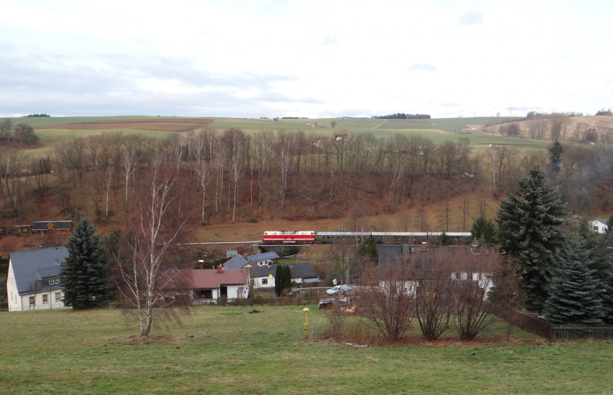 Am 22.12.13 fuhr der Berliner Sonderzug nach Annaberg-Buchholz. Da die Berliner 52er defekt war,fuhr die 52 8131-6 aus Nossen. Hier zusehen zwischen Raschau und Markersbach mit der Schublok 119 158.