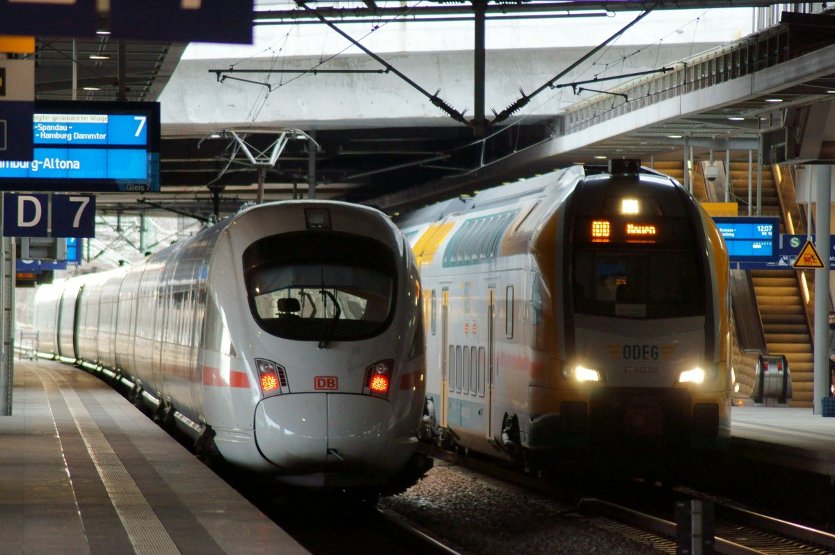 Am 22.12.15 stand in Berlin-Südkreuz ein ICE-T nach Hamburg-Altona während nebenan ein ODEG-KISS als RB 10 nach Nauen ausfuhr.